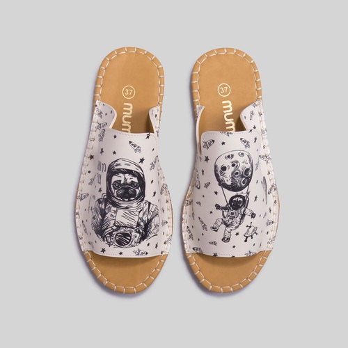 [mumka] Pug the Astronaut Flat sandal
